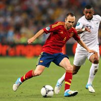 Iniesta y M'Vila en el España - Francia de la Eurocopa 2012