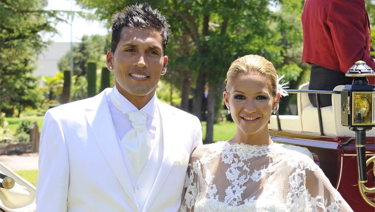 Tamara Gorro vestida de novia junto a Ezequiel Garay en su boda