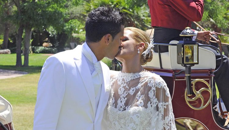 Tamara Gorro y Ezequiel Garay se besan en su boda