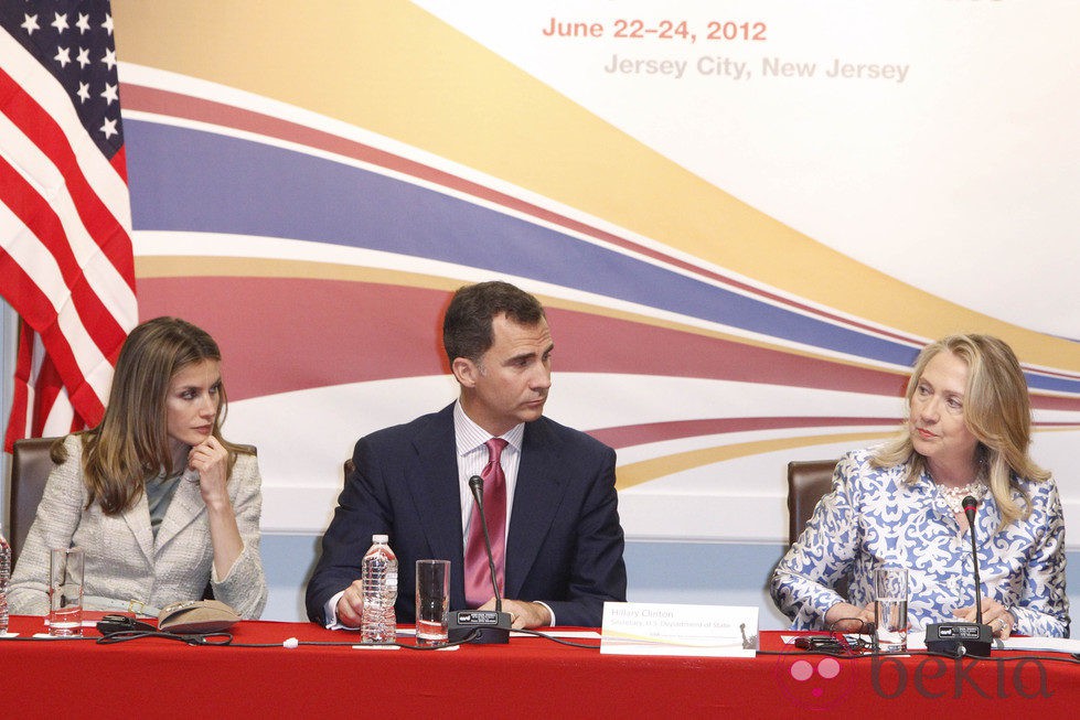 Los Príncipes Felipe y Letizia con Hillary Clinton en el Foro España-Estados Unidos