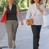 María Barranco y Ana Belén en el tanatorio de Juan Luis Galiardo