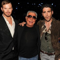 Kellan Lutz y Miguel Ángel Silvestre posan junto a Roberto Cavalli