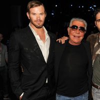 Kellan Lutz y Miguel Ángel Silvestre posan junto a Roberto Cavalli