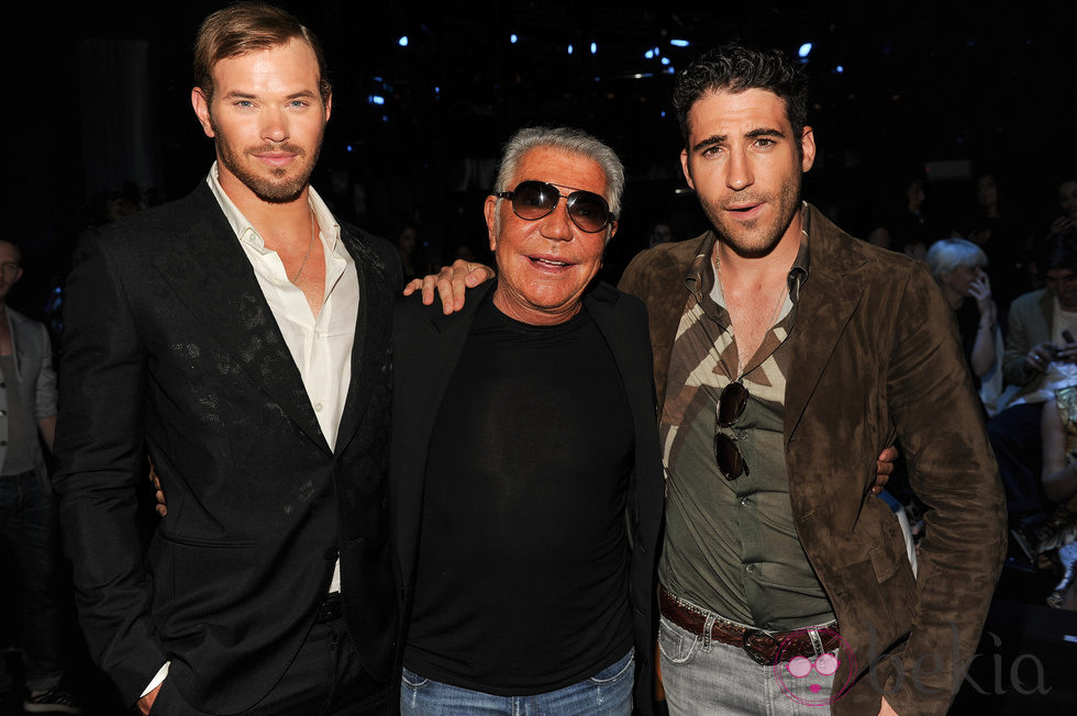 Kellan Lutz y Miguel Ángel Silvestre posan junto a Roberto Cavalli