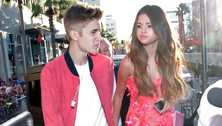 Justin Bieber y Selena Gomez en el estreno de 'Katy Perry: Part of me' en Los Ángeles