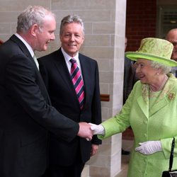 La Reina Isabel II saluda a Peter McGuinness, exlíder del IRA