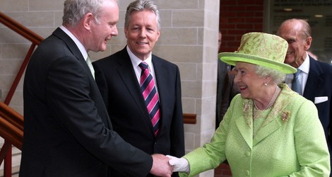 La Reina Isabel II saluda a Peter McGuinness, exlíder del IRA