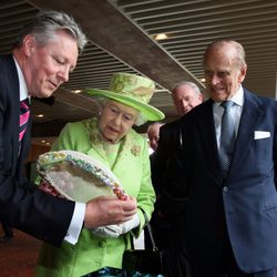 La Reina Isabel y el Duque de Edimburgo con el primer Ministro de Irlanda del Norte