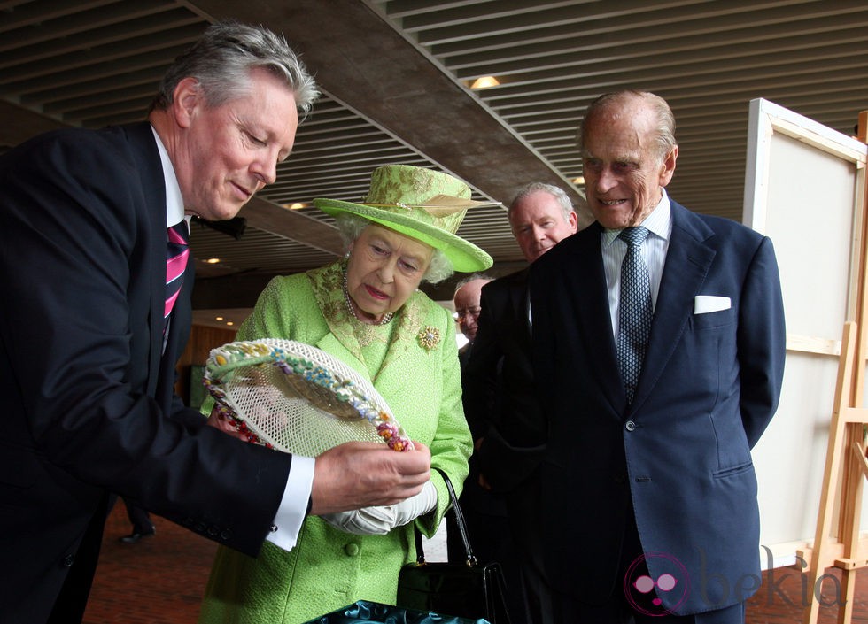 La Reina Isabel y el Duque de Edimburgo con el primer Ministro de Irlanda del Norte