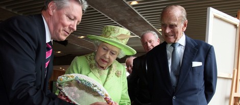 La Reina Isabel y el Duque de Edimburgo con el primer Ministro de Irlanda del Norte