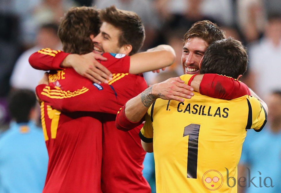 Ramos, LLorente, Casillas y Piqué celebran el pase de España a la final de la Eurocopa 2012