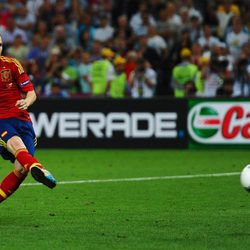 Andrés Iniesta lanzando uno de los penaltis de la semifinal de la Eurocopa 2012