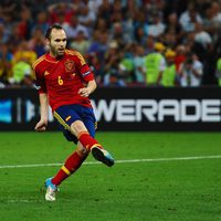 Andrés Iniesta lanzando uno de los penaltis de la semifinal de la Eurocopa 2012