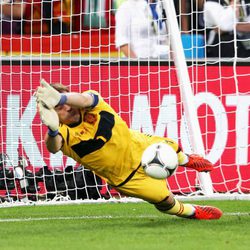 Iker Casillas para uno de los penaltis de la semifinal de la Eurocopa 2012