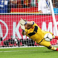 Iker Casillas para uno de los penaltis de la semifinal de la Eurocopa 2012