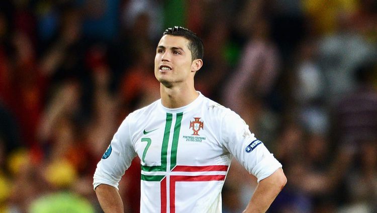 Cristiano Ronaldo hundido tras perder el partido de la semifinal de la Eurocopa 2012