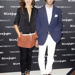 Goya Toledo y Sebastián Palomo Danko en la inauguración del stand de belleza de Tom Ford