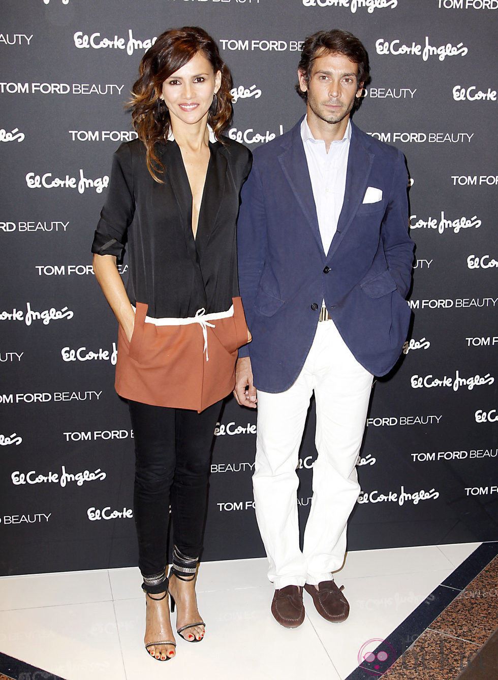 Goya Toledo y Sebastián Palomo Danko en la inauguración del stand de belleza de Tom Ford