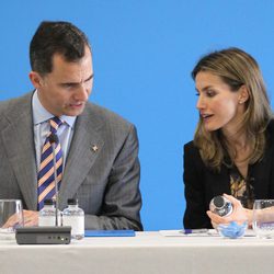 Felipe y Letizia charlan en la reunión del Patronato de la Fundación Príncipe de Girona