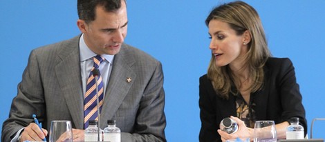 Felipe y Letizia charlan en la reunión del Patronato de la Fundación Príncipe de Girona