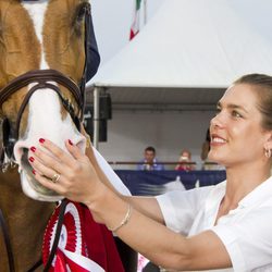 Carlota Casiraghi acaricia a un caballo en el Concurso de Saltos de Monte Carlo 2012