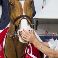 Carlota Casiraghi acaricia a un caballo en el Concurso de Saltos de Monte Carlo 2012