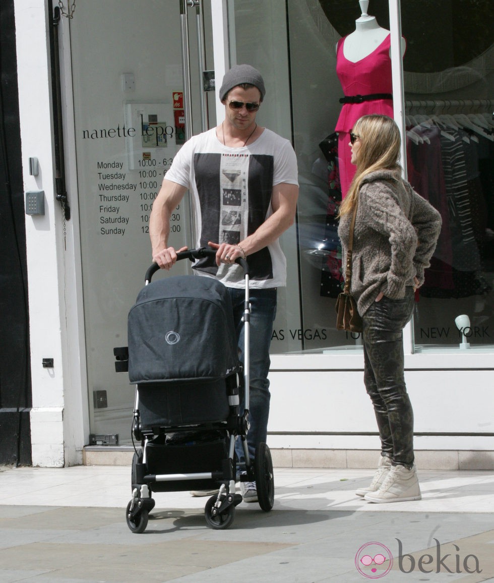 Elsa Pataky y Chris Hemsworth con su hija en Londres