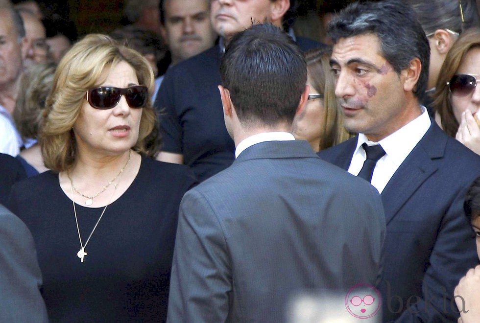 Los padres de Sara Carbonero en el funeral de Santos Arévalo