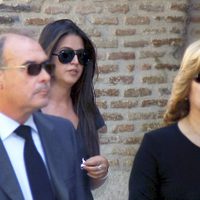 Sara Carbonero y su hermana en el funeral de Santos Arévalo