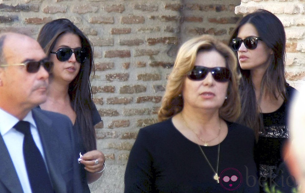 Sara Carbonero y su hermana en el funeral de Santos Arévalo