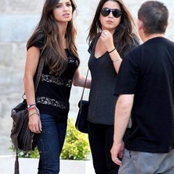 Sara Carbonero y su hermana Irene en el funeral de Santos Arévalo