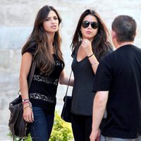 Sara Carbonero y su hermana Irene en el funeral de Santos Arévalo