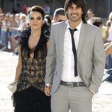 Melendi y su pareja a su llegada a la boda de Carlos Baute