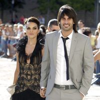 Melendi y su pareja a su llegada a la boda de Carlos Baute