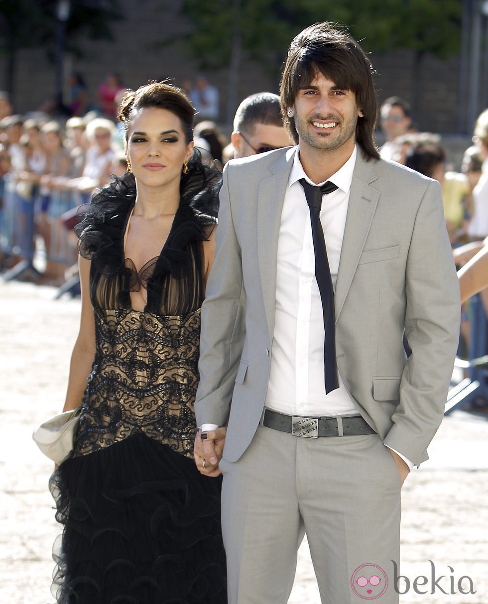 Melendi y su pareja a su llegada a la boda de Carlos Baute