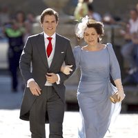 Carlos Baute, a la llegada a su boda con Astrid Klisans