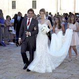 Carlos Baute y Astrid Klisans salen del Monasterio de El Escorial tras su boda