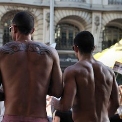 Dos hombres semidesnudos siguen el Orgullo Gay 2012