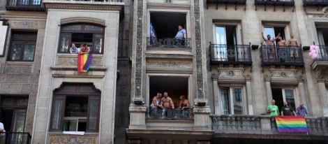 Balcones de Gran Vía durante el Orgullo Gay de Madrid