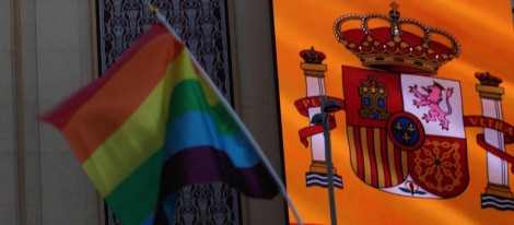 La bandera gay y la bandera de España, juntas en el Cine Callao 