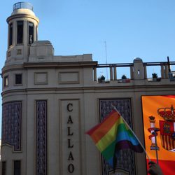 La bandera gay y la bandera de España, juntas en el Cine Callao 