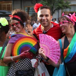 Abanicos multicolor durante el Orgullo Gay de Madrid