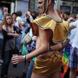 Chico medio desnudo durante el Orgullo Gay de Madrid