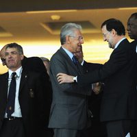 Mariano Rajoy y Mario Monti se saludan en la final de la Eurocopa 2012