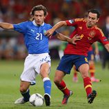 Pirlo y Xavi Hernández en la final de la Eurocopa 2012