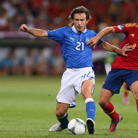 Pirlo y Xavi Hernández en la final de la Eurocopa 2012