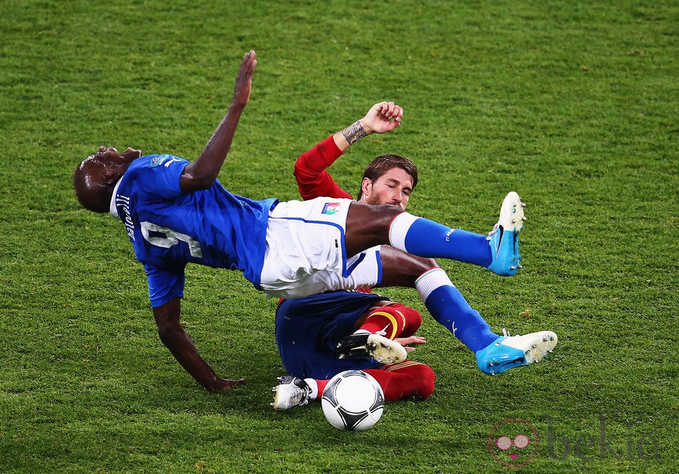 Balotelli y Sergio Ramos en la final de la Eurocopa 2012