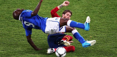 Balotelli y Sergio Ramos en la final de la Eurocopa 2012