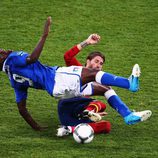 Balotelli y Sergio Ramos en la final de la Eurocopa 2012