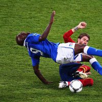 Balotelli y Sergio Ramos en la final de la Eurocopa 2012